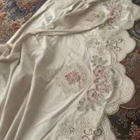 یه جفت یالان پرده  گلدوزی شده کرمی|پرده، رانر، رومیزی|نسیم‌شهر, |دیوار