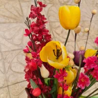 گلدان چوبی با گل مصنوعی