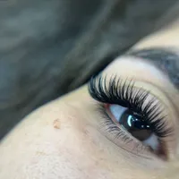 خدمات اکستنشن مژه و لیفت ابرو به همچنین آموزش
