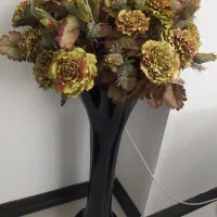 گلدان همراه با گلهای داخلش