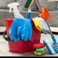 خانم نظافتچی برای کارهای منزل