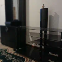 یک میز تلویزیون و یک جاکفشی