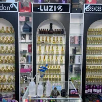 ویترین خاص مغازه لوازم آرایشی عطر ادکلن