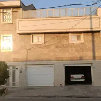 خانه ویلایی بر خیابان