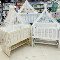 تخت کنار مادر