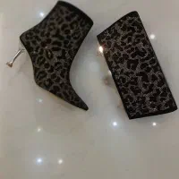 همکار در فروشگاه کفش