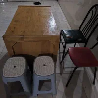 میز چندتا صندلی به غیر از دوتا صندلی پلاستیکی