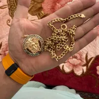 گردنبند زنجیر مدال طلا ورساچه
