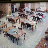 مهماندار برای رستوران با ظاهری آراسته و منظم