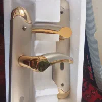 دو دست دستگیره آلومینیومی با روکش طلایی چپ و راست