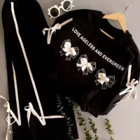 به‌افرادنیازمندمقداری‌لباس‌بچه‌داده میشود