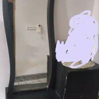 میز آرایش همراه با آینه قدی