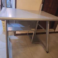 میز تحریر و کامپیوتر