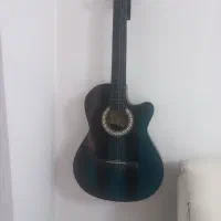 گیتار و آویز به دیوار