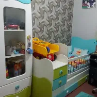 تخت سه منظوره نوزاد کودک نوجوان همراه ویترین و کمد