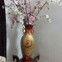 گلدان تزئینی  همراه شکوفه ها