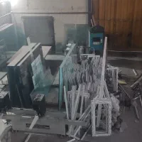 کارگر ساده دست به آچار کار تولید درب و پنجره upvc