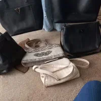 تعدادی کیف دوشی و کفش