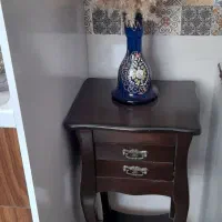 یک عدد میز تلفن کلاسیک