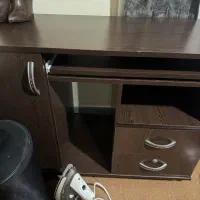 میز تحریر و کامپیوتر