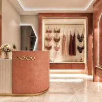 نیارمند به فروشنده خانم