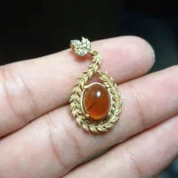 آویز طلا روس با نگین عقیق سرخ