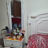 تخت خواب و میز آینه و تشک طبی