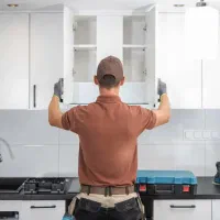 کارآموز یا کمک نصاب کابینت