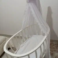 گهواره کنار مادر