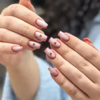 آموزش و خدمات کاشت ناخن