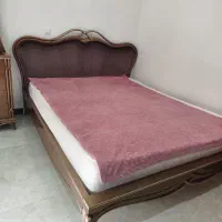تخت خواب به همراه میز آرایشی و پا تختی