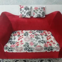 یک عدد مبل تک ، دو نفره هست