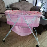 تخت کنار مادر ــ گهواره