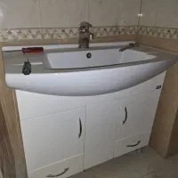 چند عدد روشویی کابینتی بعلاوه اینه
