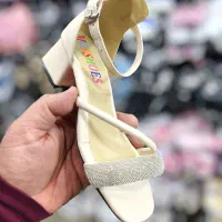 صندل پاشنه دار رنگ کرم دخترانه نگین سایز ۳۰ تا ۳۷