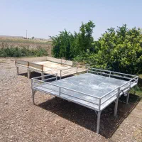 تخت آهنی و درب حیاط