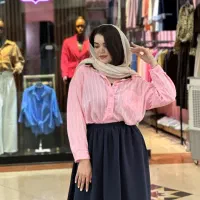 فروشنده خانم در بوتیک شیک پوشان شوراسنتر