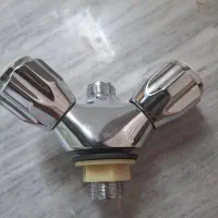 تعدادی لوازم و ابزار شیر آلات و قفل و علمک دوش