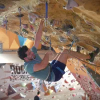 آموزش سنگنوردی در سالن و در طبیعت