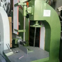 کارگر مسلط به اره فلکه