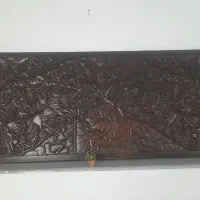 فروش یک قاب کنته کاری بروی تنه درخت گردو