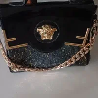 تعدادی لباس. پالتو. کیف. کفش. شومیز