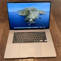 لپ تاپ مک بوک پرو به همراه ۲ مانیتور اضاف