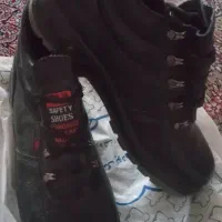 کفش ایمنی چرمی..جلو اهنی.سایزه ۴۰تا ۴۲.میخوره