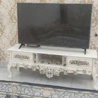 میز تلویزیون و ساعت ایستاده