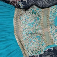 پیراهن مجلسی یه جفت گل مصنوعی و میز تلفن تنه درخت|لباس|قدس, شهر‌قدس|دیوار