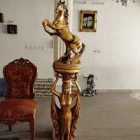 مجسمه اسب وپایه تندیس