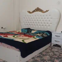 تخت خواب و تشک و پاتختی