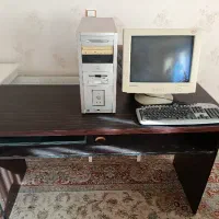 کامپیوتر همراه میز کار