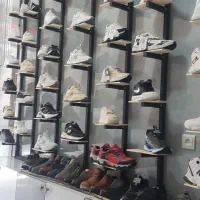 فروشنده بازار فروشگاه کفش